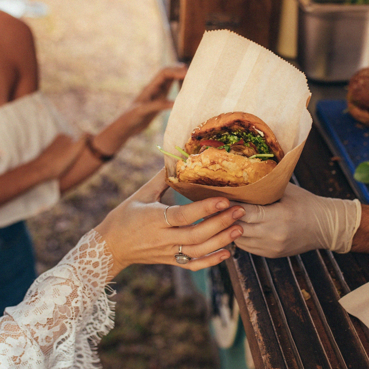 Mariée prend un burger à un food-truck