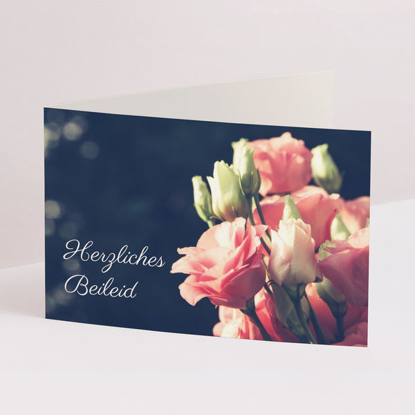 Kondolenzkarte Trauer Doppelflügel-Landschaft Rosen auf grauem Hintergrund foto