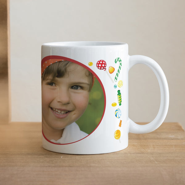 Tasse Kindergeburtstag Weiß Süßigkeiten in Hülle und Fülle foto