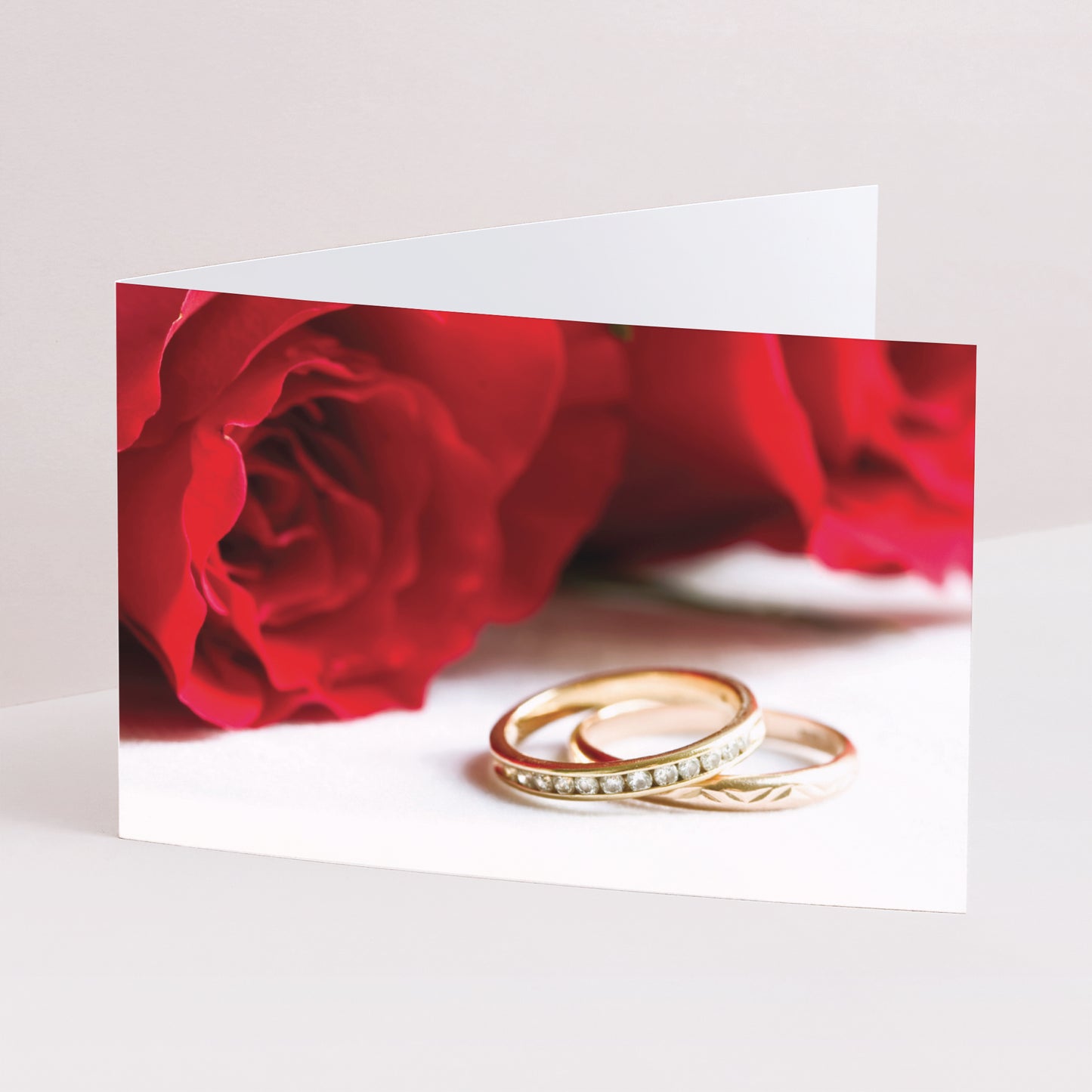Hochzeitseinladung Doppelflügel-Landschaft Rote Rosen und Eheringe foto N° 1