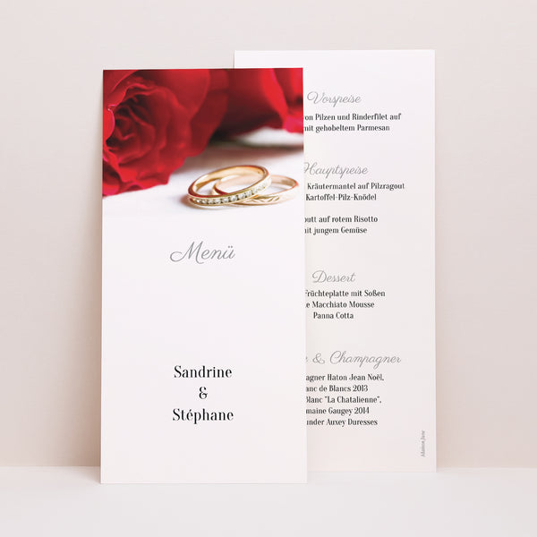 Menükarte Hochzeit Panoramatisches Porträt Rote Rosen und Eheringe foto