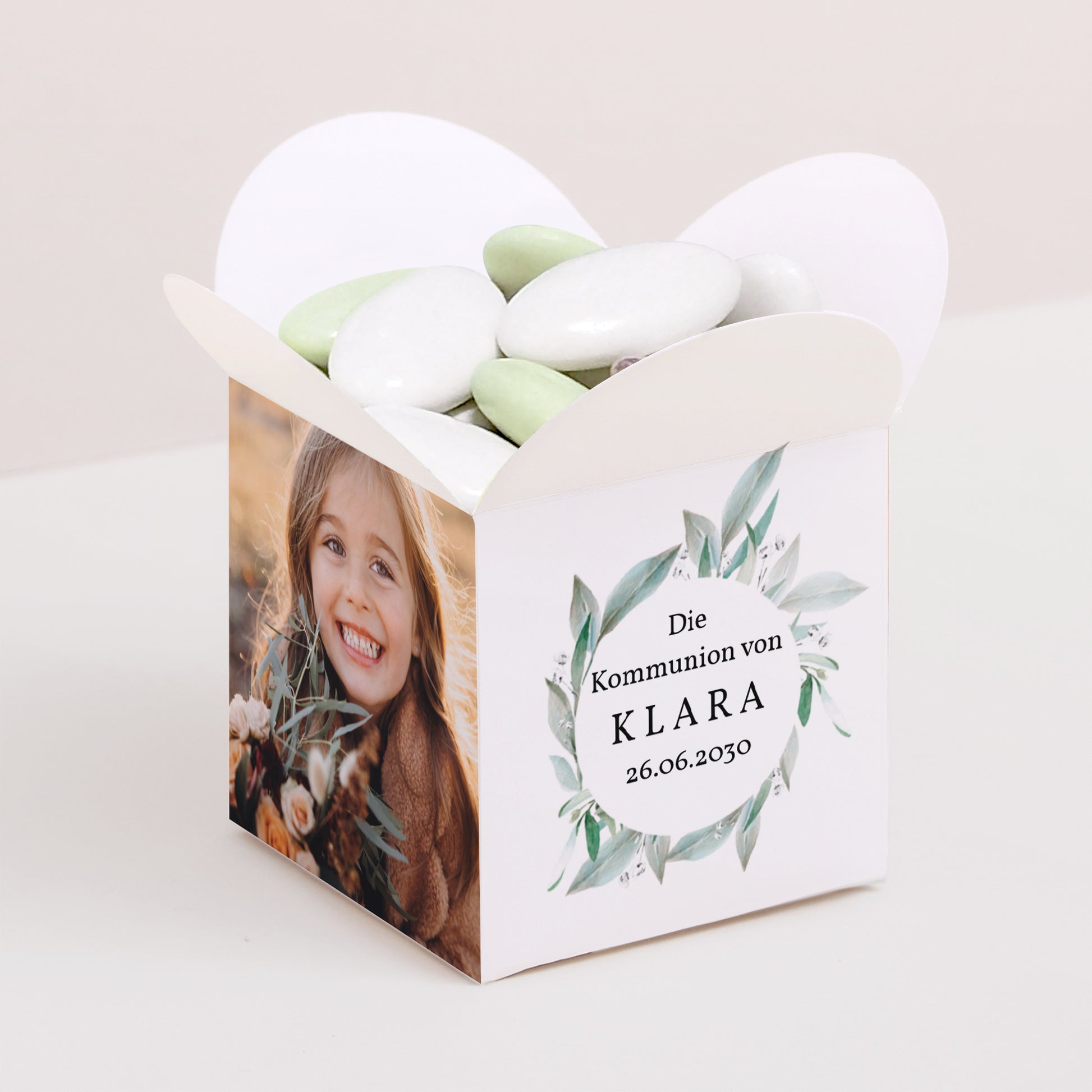 Geschenkbox Kommunion Schmetterlingsöffnung Blumenkranz, Medaillon und Goldkreuz foto N° 1