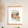 Poster Geburt Porträt Niedlicher Teddybär, Weidenkorb & Ballon foto N° 1