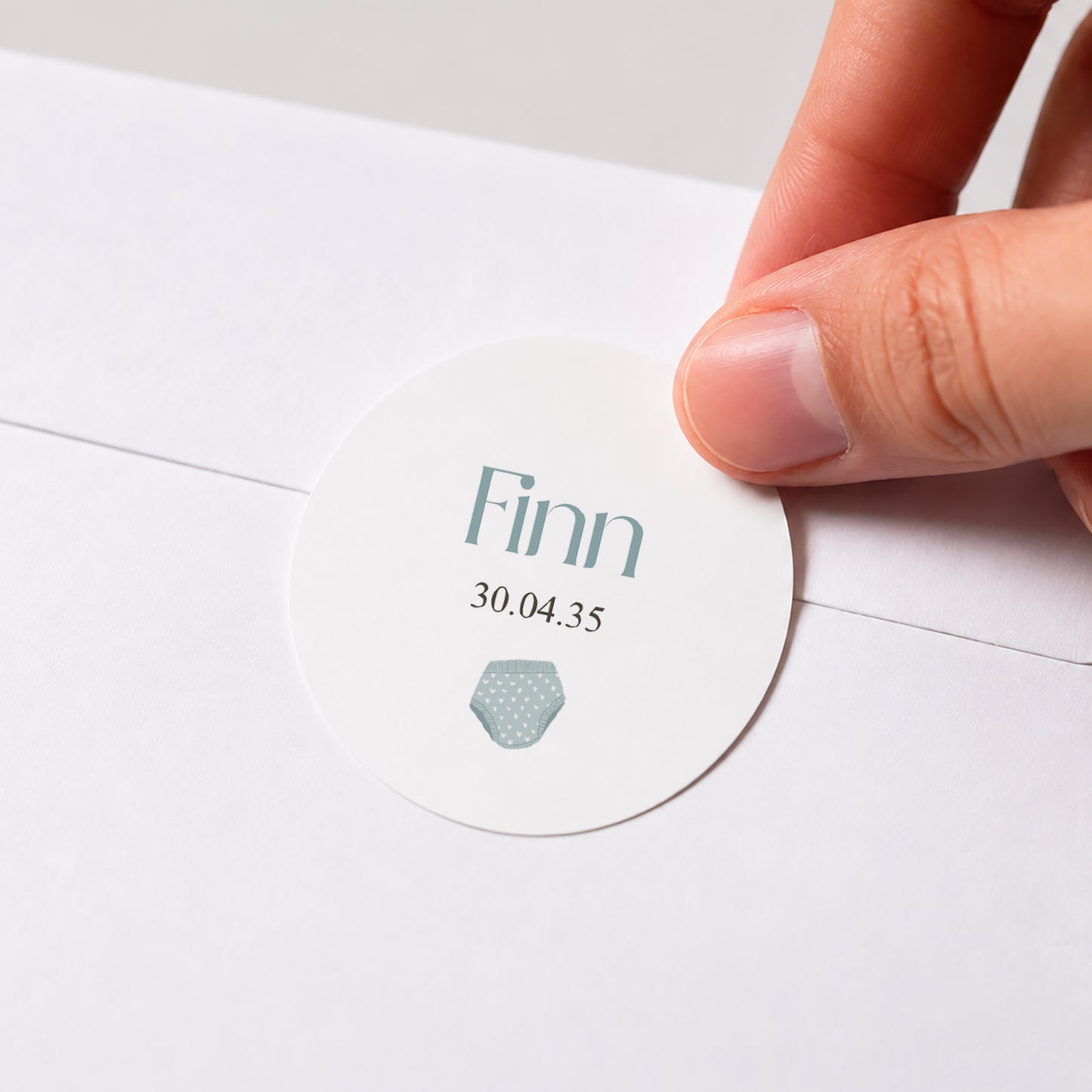 Sticker Geburt Rund Kleine Jungenkleidung auf der Wäscheleine foto N° 1