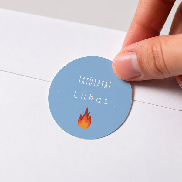 Sticker Kindergeburtstag Rund Feuerwehrmann in Flammen! foto