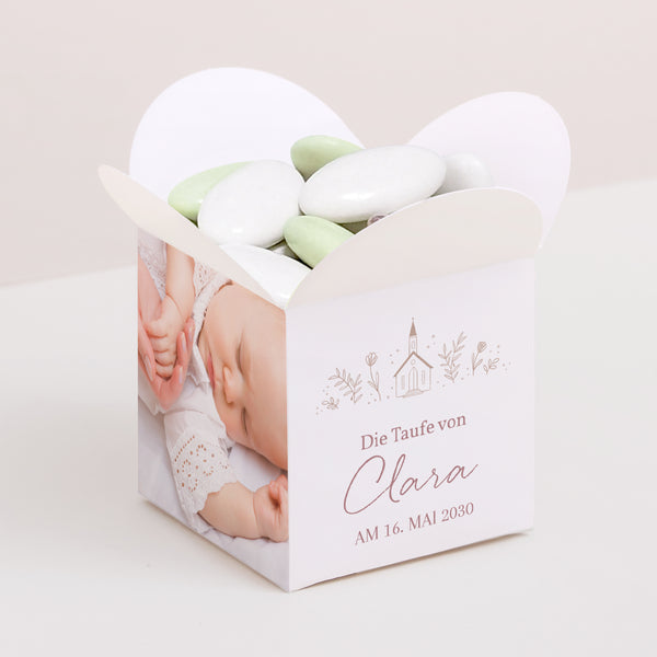 Geschenkbox Taufe Schmetterlingsöffnung Kirche mit rosafarbener Kreide foto