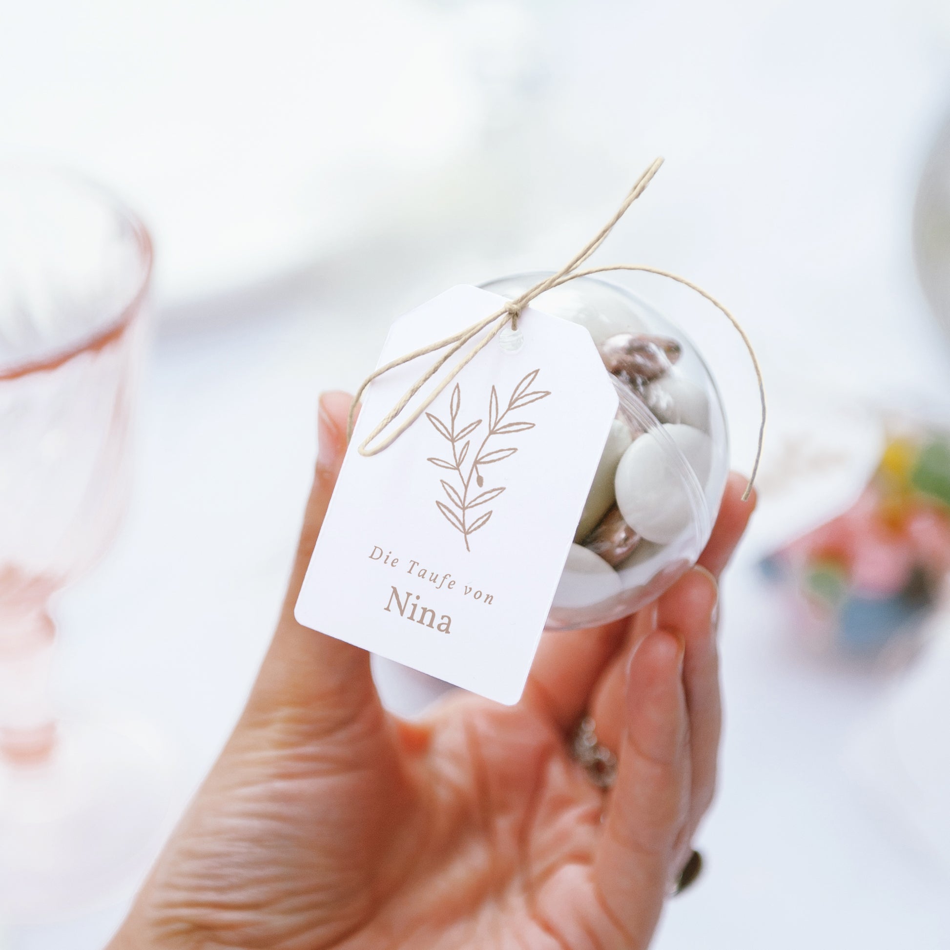 Geschenkbox Taufe Ball mit Wimpel-Etikett Kirche mit rosafarbener Kreide foto N° 3