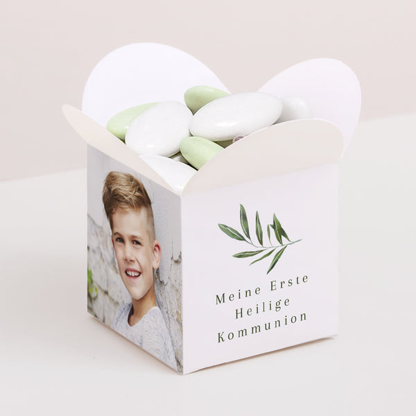 Geschenkbox Kommunion Schmetterlingsöffnung Gesegneter Zweig foto