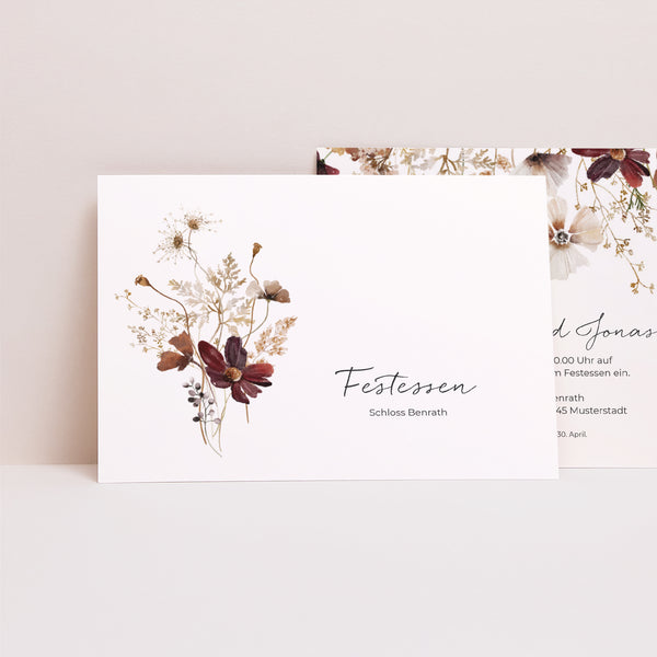 Einladungskarte Hochzeit Landschaft getrocknete Wiesenblumen foto
