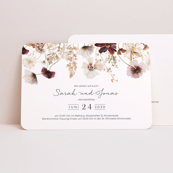 Hochzeitseinladung Landschaft, abgerundete Ränder getrocknete Wiesenblumen foto