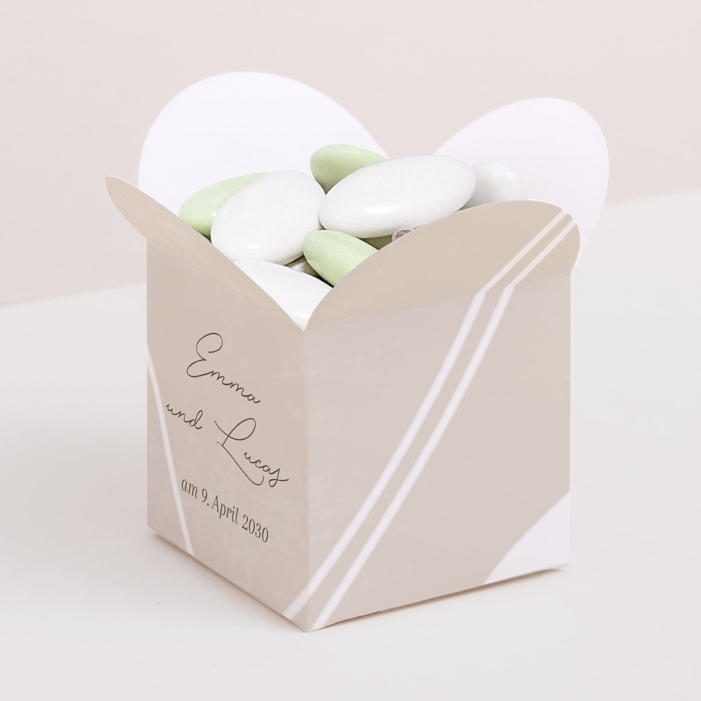 Geschenkbox Hochzeit Schmetterlingsöffnung Kurven auf beigem Grund foto N° 1