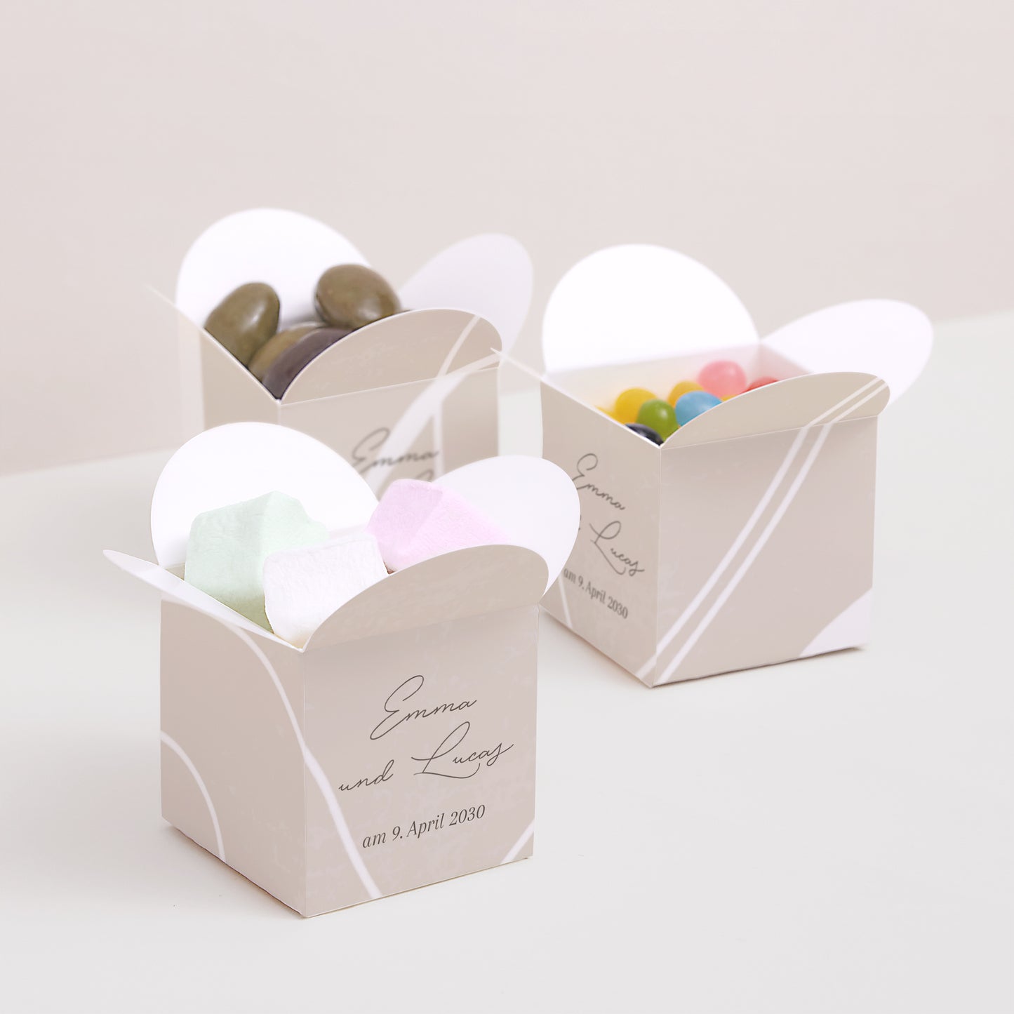 Geschenkbox Hochzeit Schmetterlingsöffnung Kurven auf beigem Grund foto N° 3