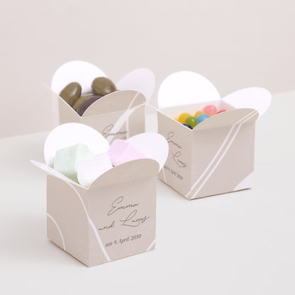 Geschenkbox Hochzeit Schmetterlingsöffnung Kurven auf beigem Grund foto N° 3