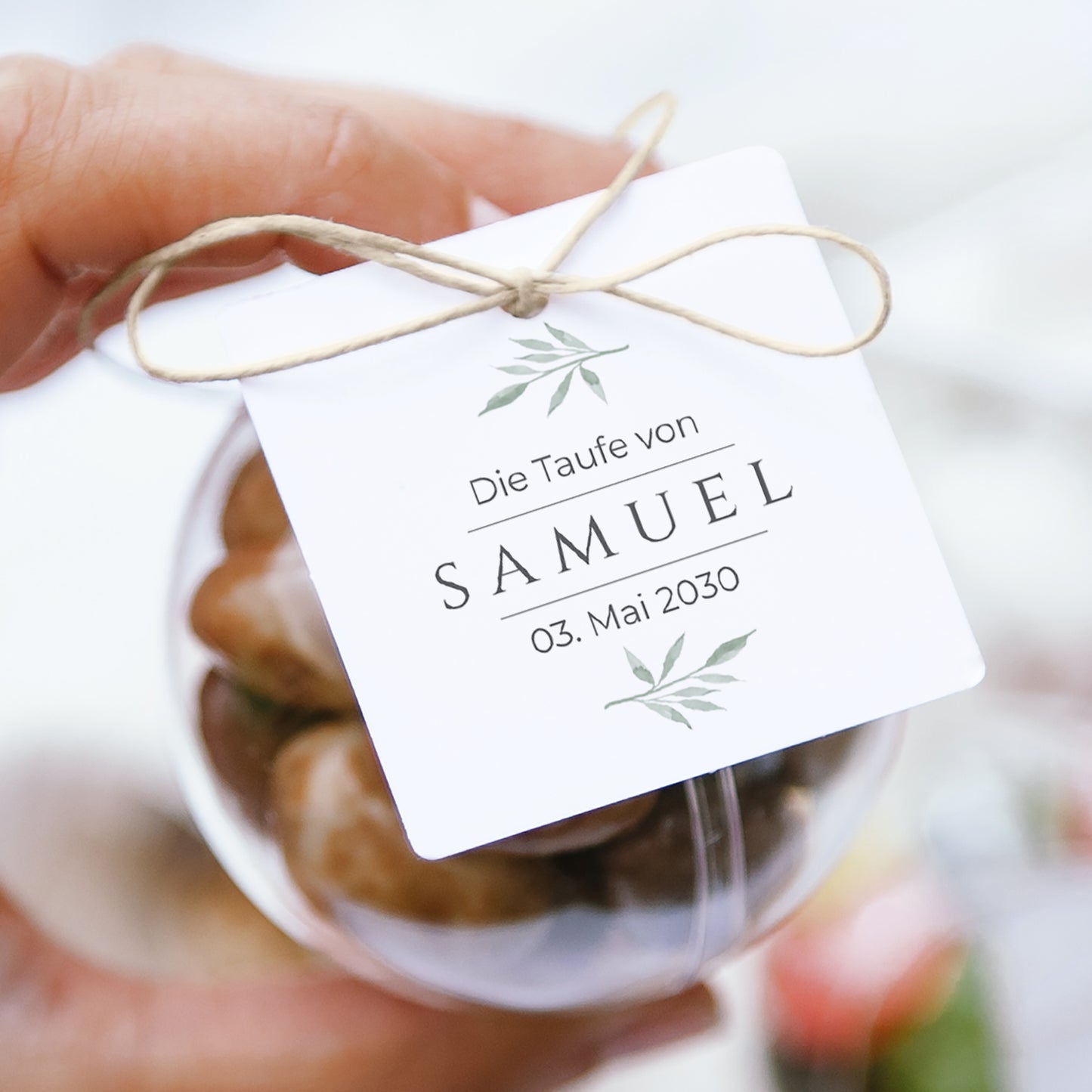 Geschenkbox Taufe Kugel mit quadratischem Etikett Kleine Pflanze foto N° 1