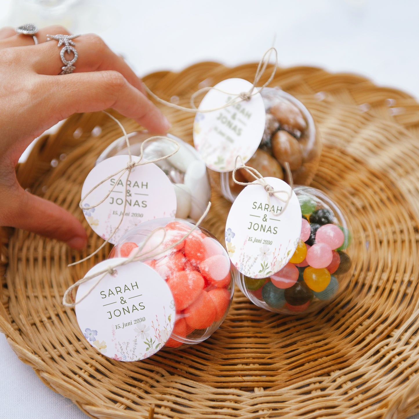 Geschenkbox Hochzeit Kugel mit runder Etikette Wildblumenkranz foto N° 2
