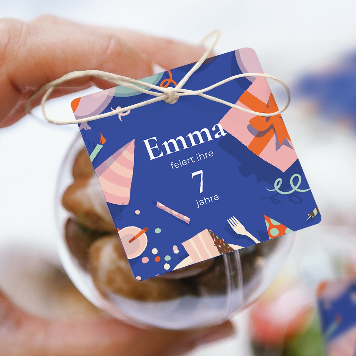 Geschenkbox Kindergeburtstag Kugel mit quadratischem Etikett Willkommen zur Feier foto N° 1