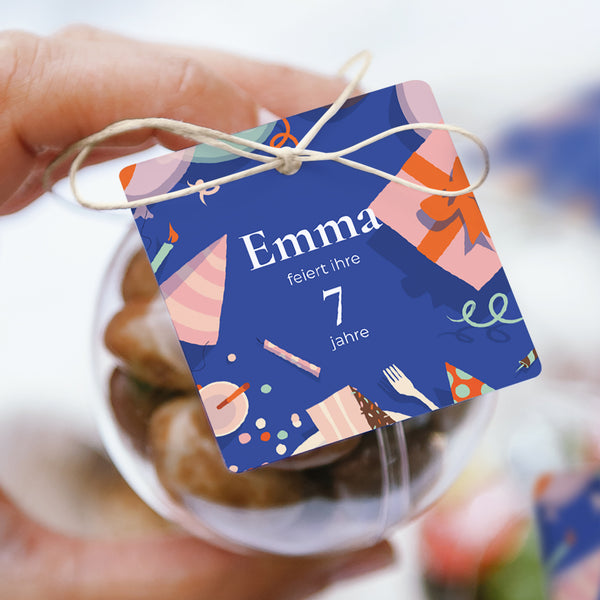 Geschenkbox Kindergeburtstag Kugel mit quadratischem Etikett Willkommen zur Feier foto