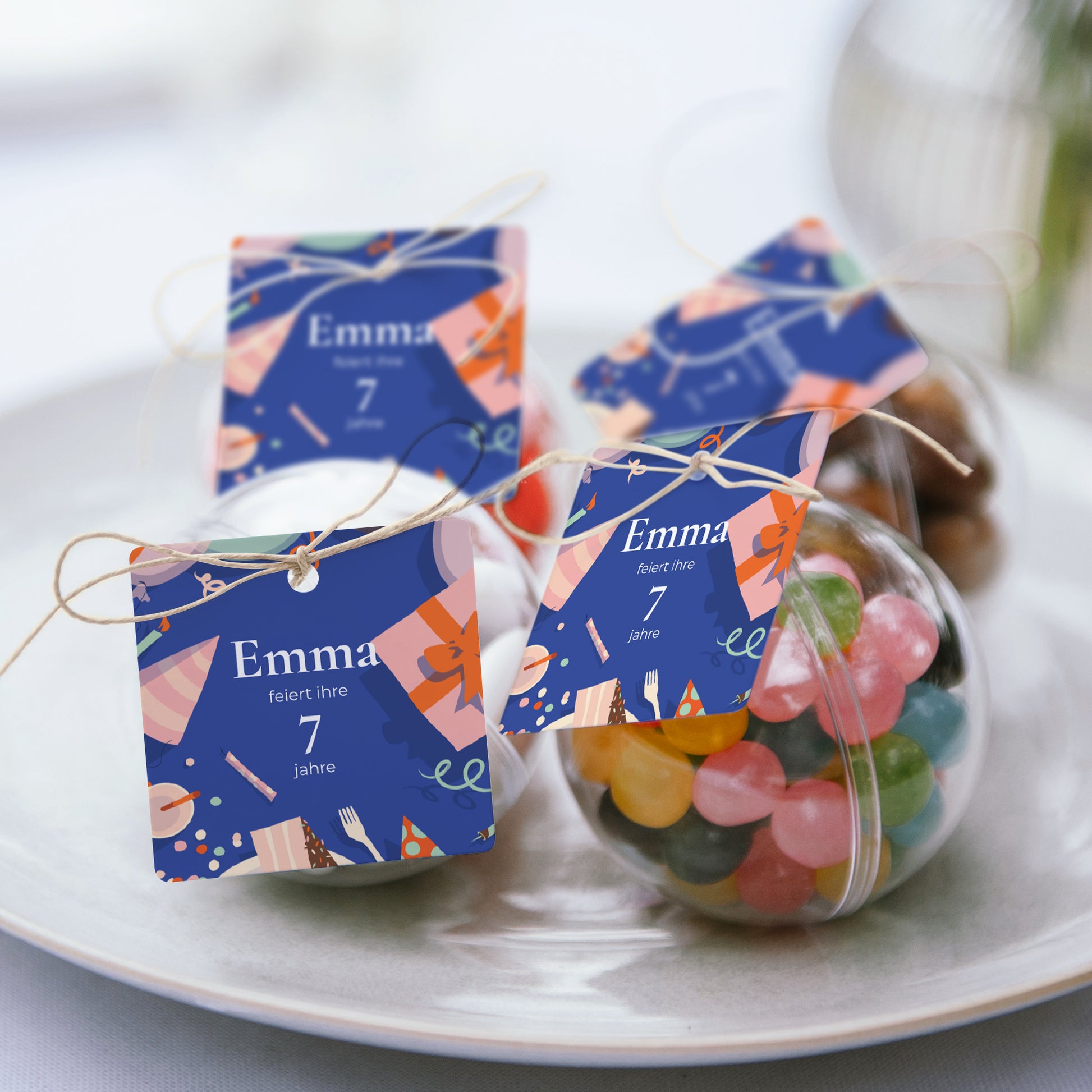 Geschenkbox Kindergeburtstag Kugel mit quadratischem Etikett Willkommen zur Feier foto N° 2