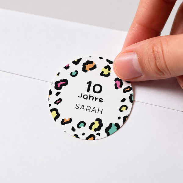 Sticker Kindergeburtstag Rund Buntleopard foto