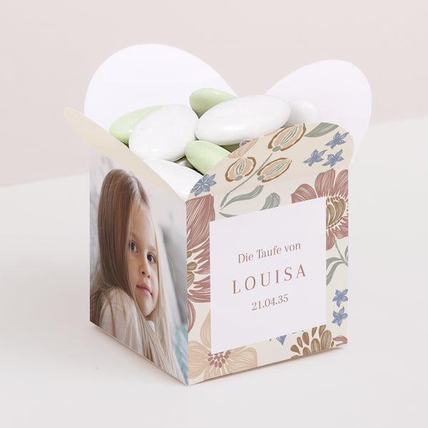Geschenkbox Taufe Schmetterlingsöffnung Gekritzelte Blumen foto