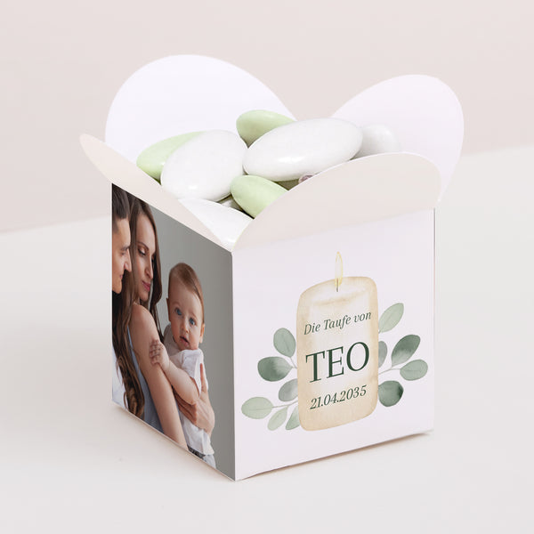 Geschenkbox Taufe Schmetterlingsöffnung Kerze und Laub foto