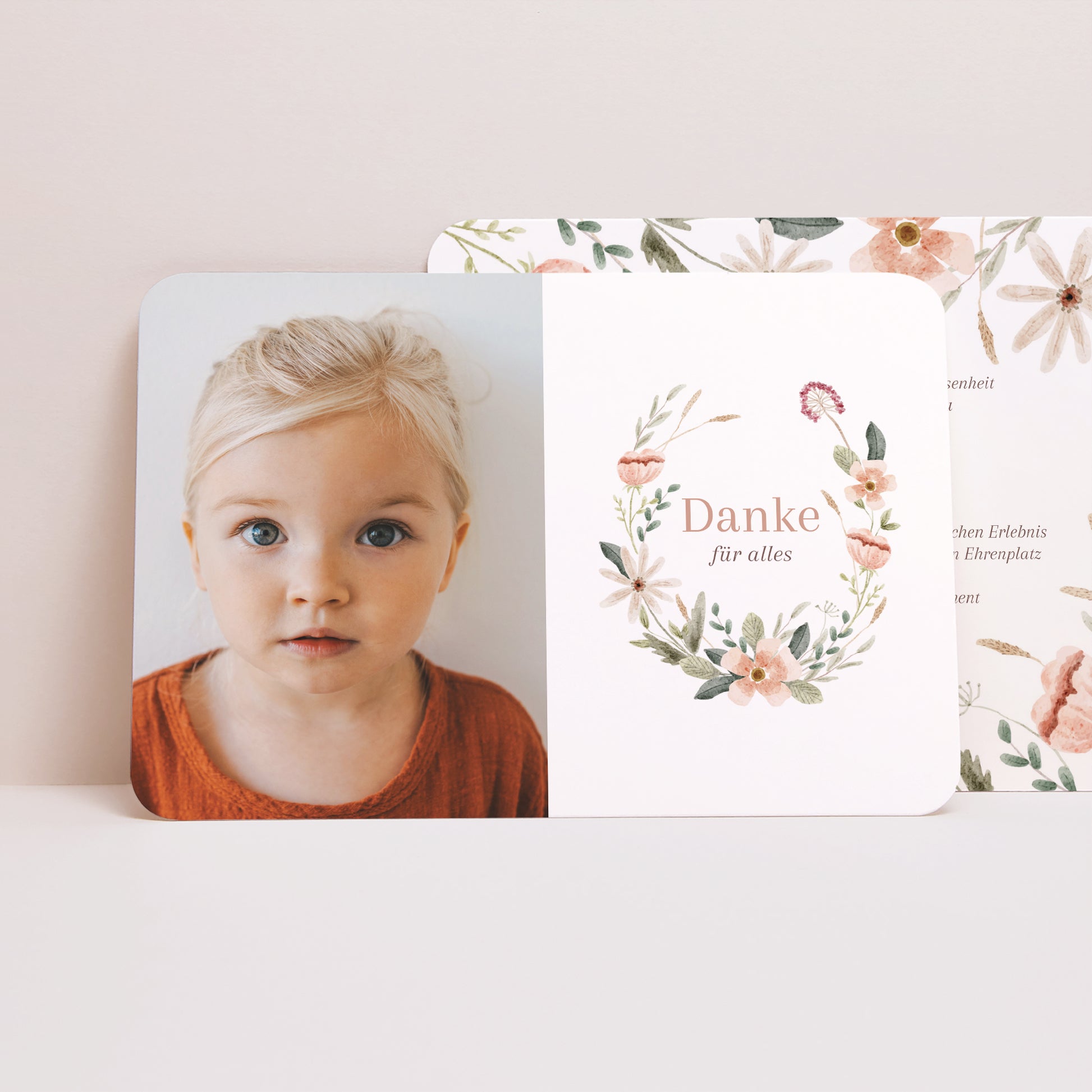 Dankeskarte Taufe Landschaft, abgerundete Ränder Blumenkranz foto N° 1