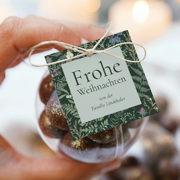 Geschenkbox Weihnachten Kugel mit quadratischem Etikett Winterlaub foto