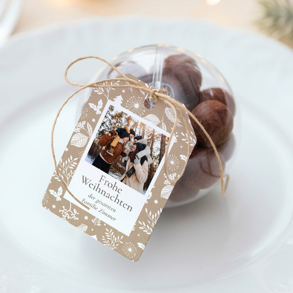 Geschenkbox Weihnachten Ball mit Wimpel-Etikett Weihnachtstraditionen foto