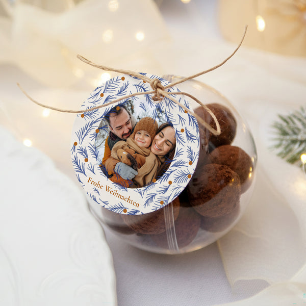 Geschenkbox Weihnachten Kugel mit runder Etikette Blauer Tannenzapfen foto