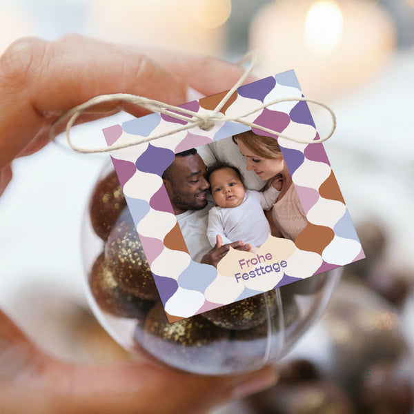 Geschenkbox Weihnachten Kugel mit quadratischem Etikett Winterwellen foto