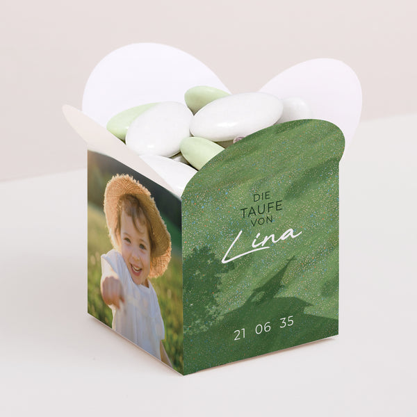 Geschenkbox Taufe Schmetterlingsöffnung Eine Taufe im Gras foto