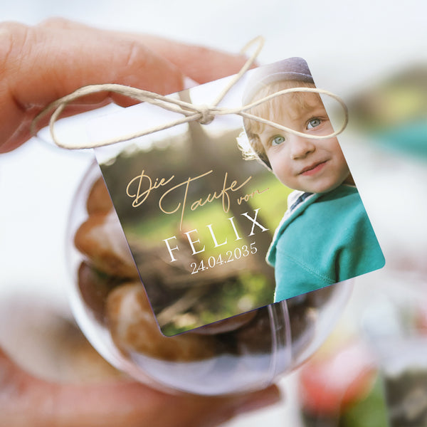 Geschenkbox Taufe Kugel mit quadratischem Etikett Ein kostbarer Moment foto