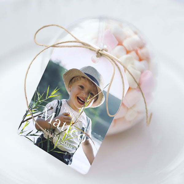 Geschenkbox Taufe Ball mit Wimpel-Etikett Heiliger Augenblick foto