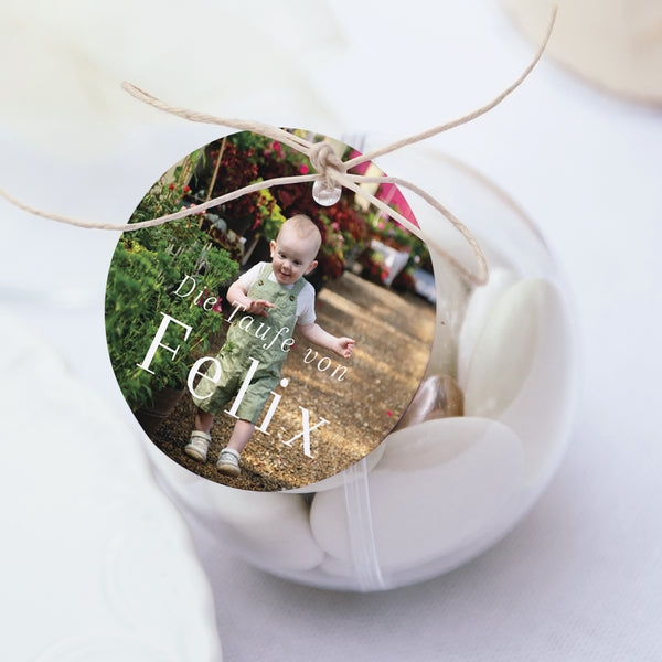 Geschenkbox Taufe Kugel mit runder Etikette Heiliger Schnappschuss foto