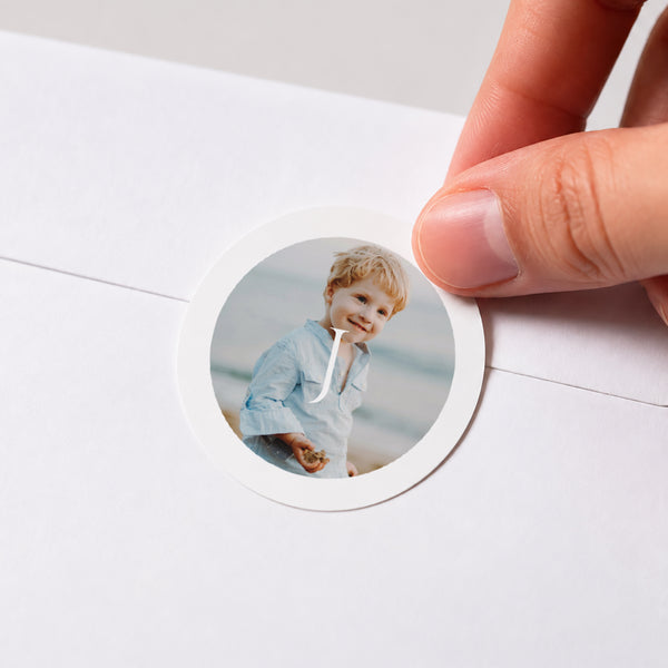 Sticker Taufe Rund Momente der Zärtlichkeit und des Glaubens foto