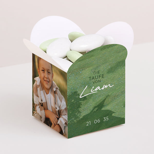 Geschenkbox Taufe Schmetterlingsöffnung Seine Taufe im Gras foto