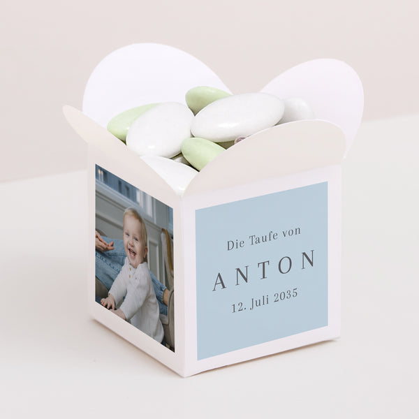 Geschenkbox Taufe Schmetterlingsöffnung In der Klarheit des Lichts foto