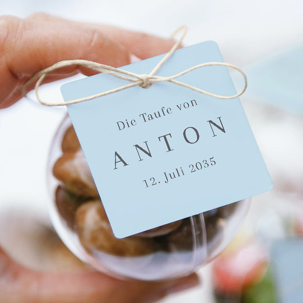 Geschenkbox Taufe Kugel mit quadratischem Etikett In der Klarheit des Lichts foto