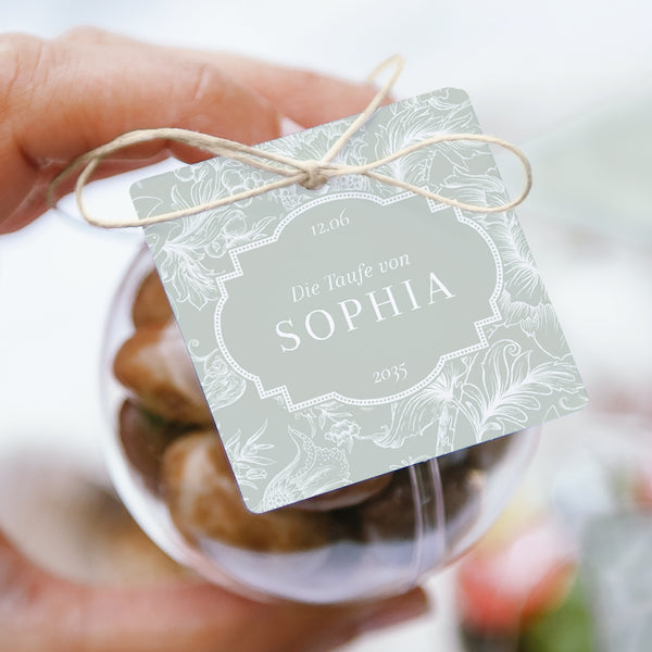 Geschenkbox Taufe Kugel mit quadratischem Etikett Im Garten des Herrn foto