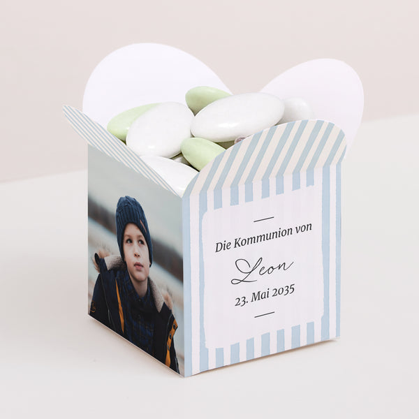 Geschenkbox Kommunion Schmetterlingsöffnung Zwischen den blauen Linien foto