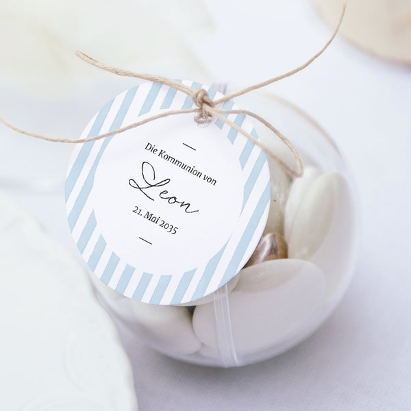 Geschenkbox Kommunion Kugel mit runder Etikette Zwischen den blauen Linien foto